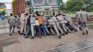 ट्रैक पर फंसा लोडेड ट्रक, QRF जवानों की सूझबूझ से टली बड़ी रेल दुर्घटना