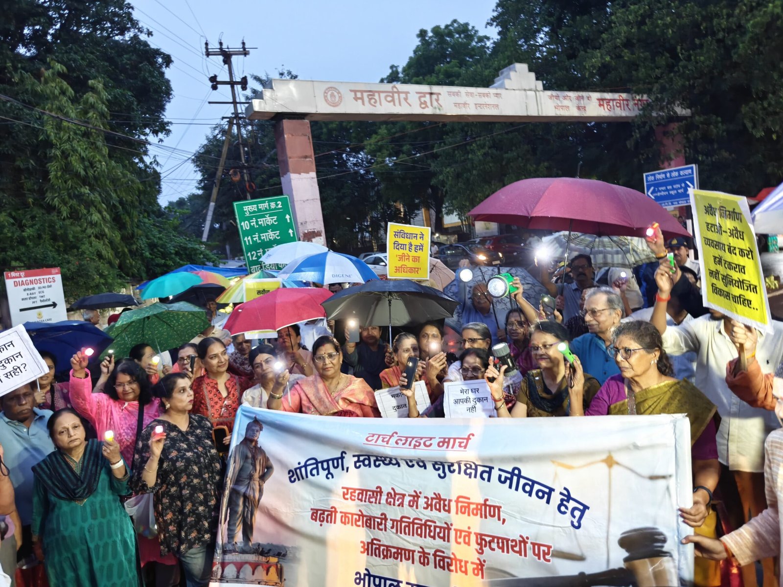 आवासीय कॉलोनियों को अतिक्रमण एवं अवैध निर्माण से बचाने के लिए टॉर्च लेकर सड़कों पर उतरे भोपाल के रहवासी 1 आवासीय कॉलोनियों को अतिक्रमण एवं अवैध निर्माण से बचाने के लिए टॉर्च लेकर सड़कों पर उतरे भोपाल के रहवासी | New India Times
