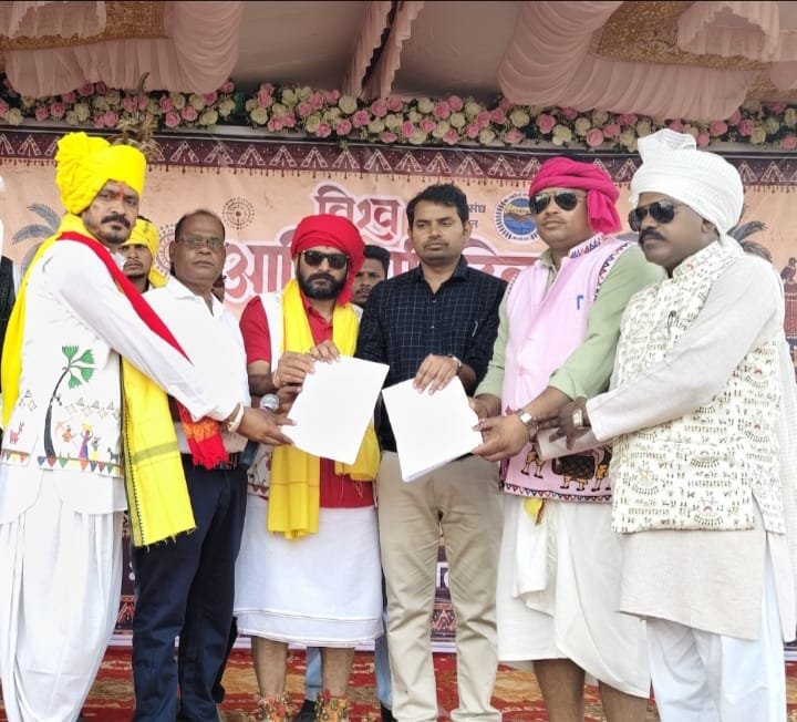 चांदपुर में विश्व आदिवासी दिवस का जिला स्तरीय मुख्य कार्यक्रम, हजारों की संख्या में समाजजन हुए शामिल; 38 सूत्रीय मांगों का ज्ञापन सौंपा 1 चांदपुर में विश्व आदिवासी दिवस का जिला स्तरीय मुख्य कार्यक्रम, हजारों की संख्या में समाजजन हुए शामिल; 38 सूत्रीय मांगों का ज्ञापन सौंपा | New India Times