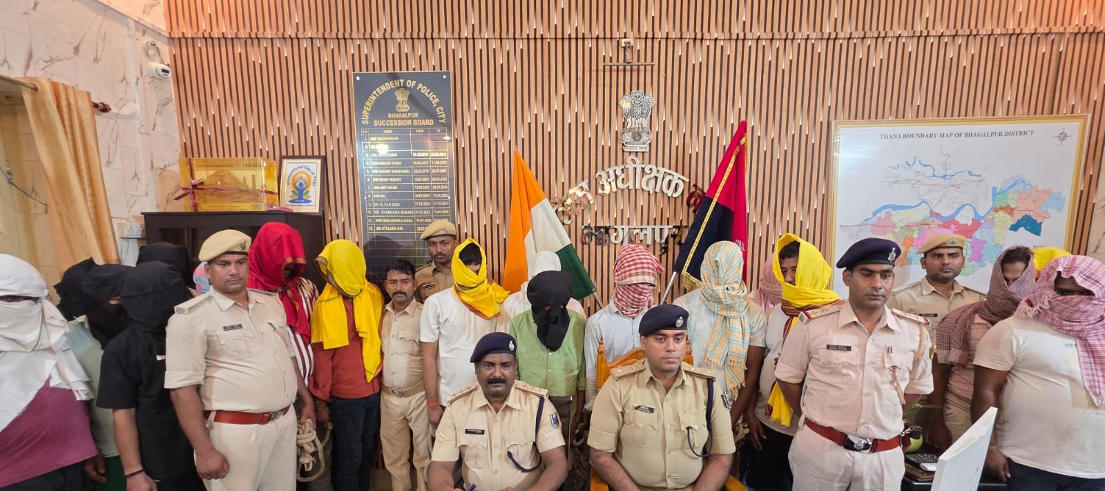 घर में जुआ खेलने और खिलाने का चल रहा था अवैध धंधा, पुलिस ने 19 लोगों को किया गिरफ्तार 1 घर में जुआ खेलने और खिलाने का चल रहा था अवैध धंधा, पुलिस ने 19 लोगों को किया गिरफ्तार | New India Times