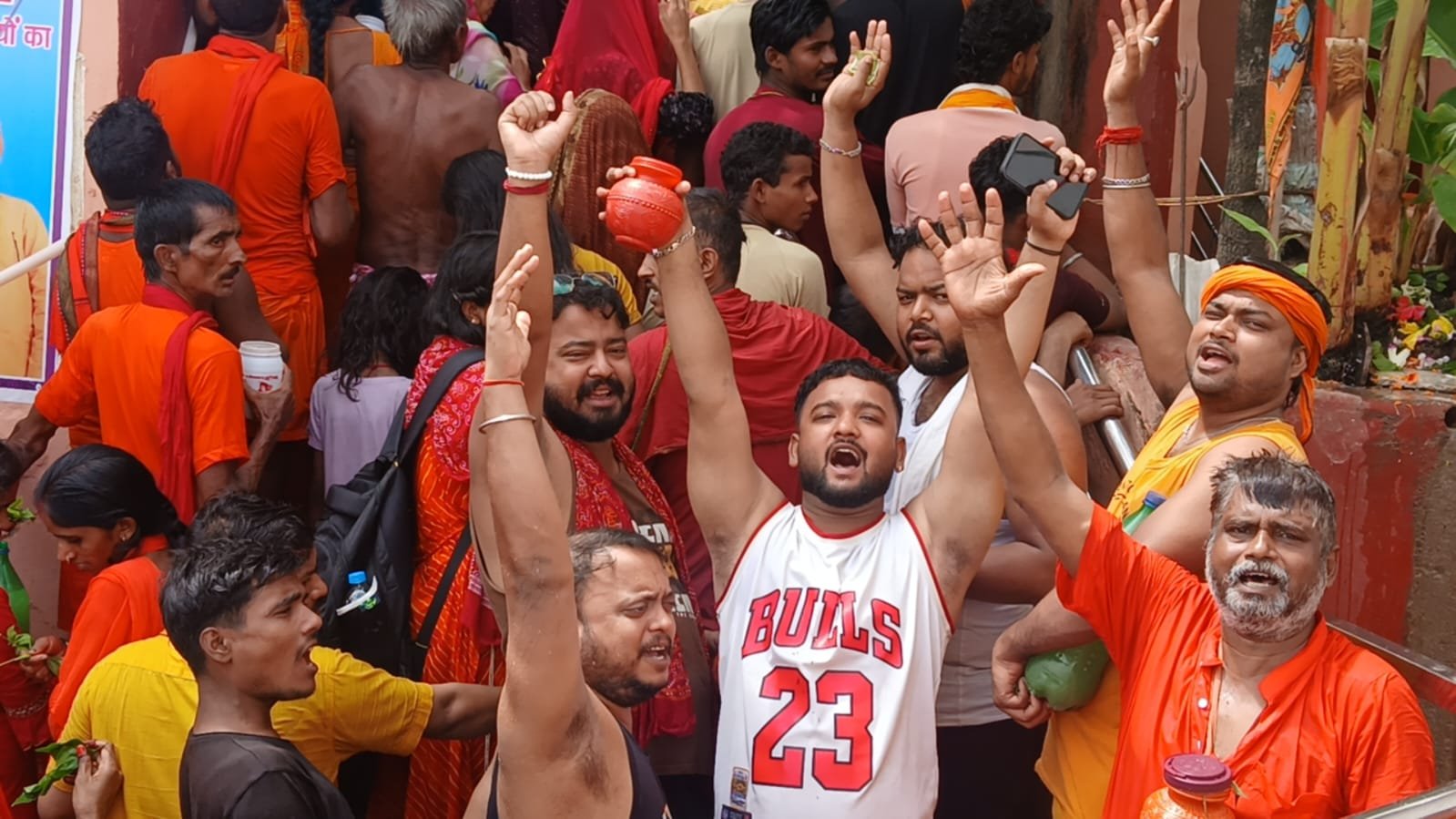 सावन की दूसरी सोमवारी पर लाखों शिवभक्तों ने उत्तरवाहिनी गंगा में लगाई डुबकी, हर-हर महादेव के जयकारों से गूंजा अजगैविनाथ धाम 1 सावन की दूसरी सोमवारी पर लाखों शिवभक्तों ने उत्तरवाहिनी गंगा में लगाई डुबकी, हर-हर महादेव के जयकारों से गूंजा अजगैविनाथ धाम | New India Times