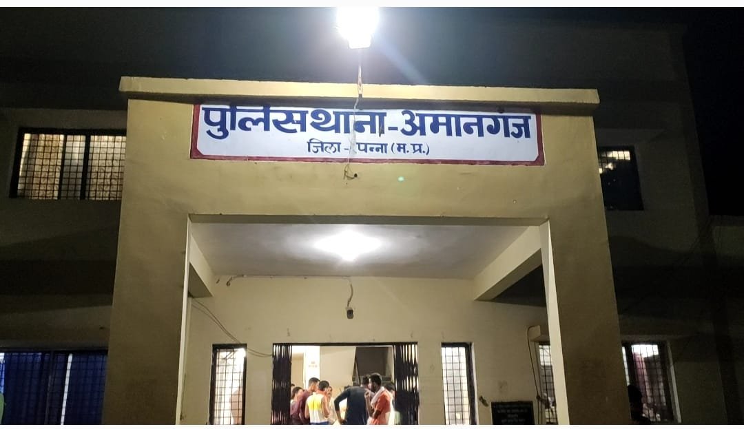 अमानगंज में कार से 2 लाख रुपये पार, महज 5 मिनट में वारदात; बैंक से पीछा करने का शक | New India Times