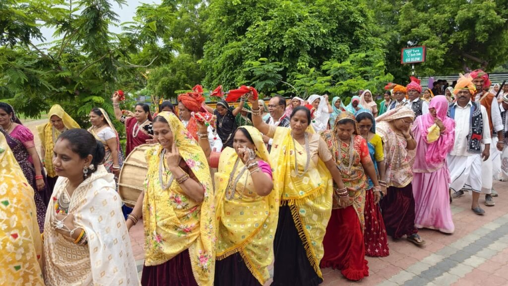 मेघनगर के सेंट अर्नोल्ड चर्च में धूमधाम से मनाया गया विश्व आदिवासी दिवस 2 मेघनगर के सेंट अर्नोल्ड चर्च में धूमधाम से मनाया गया विश्व आदिवासी दिवस | New India Times