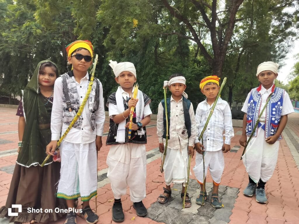 मेघनगर के सेंट अर्नोल्ड चर्च में धूमधाम से मनाया गया विश्व आदिवासी दिवस 3 मेघनगर के सेंट अर्नोल्ड चर्च में धूमधाम से मनाया गया विश्व आदिवासी दिवस | New India Times