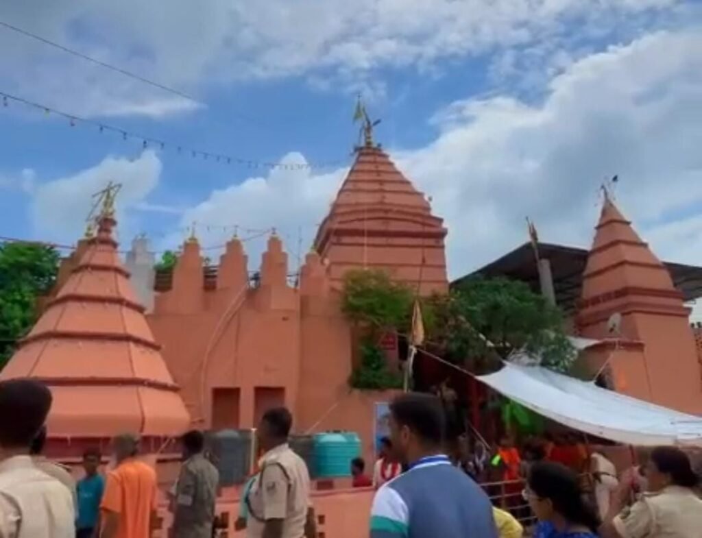 अजगैविनाथ धाम में सावन की दूसरी सोमवारी पर हेलीकॉप्टर से हुई पुष्पवर्षा | New India Times