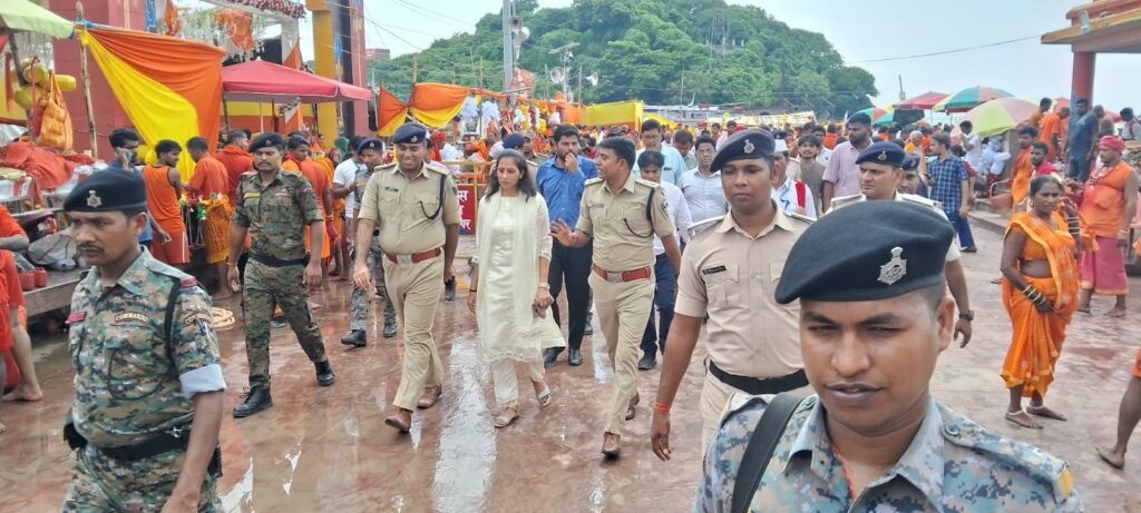 अजगैविनाथ धाम में सावन की दूसरी सोमवारी पर हेलीकॉप्टर से हुई पुष्पवर्षा | New India Times