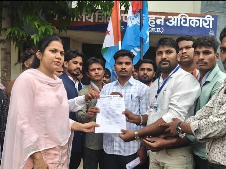 विद्यार्थियों को निजी बस किराए में 50% छूट की मांग, एनएसयूआई ने आरटीओ को सौंपा ज्ञापन 1 विद्यार्थियों को निजी बस किराए में 50% छूट की मांग, एनएसयूआई ने आरटीओ को सौंपा ज्ञापन | New India Times
