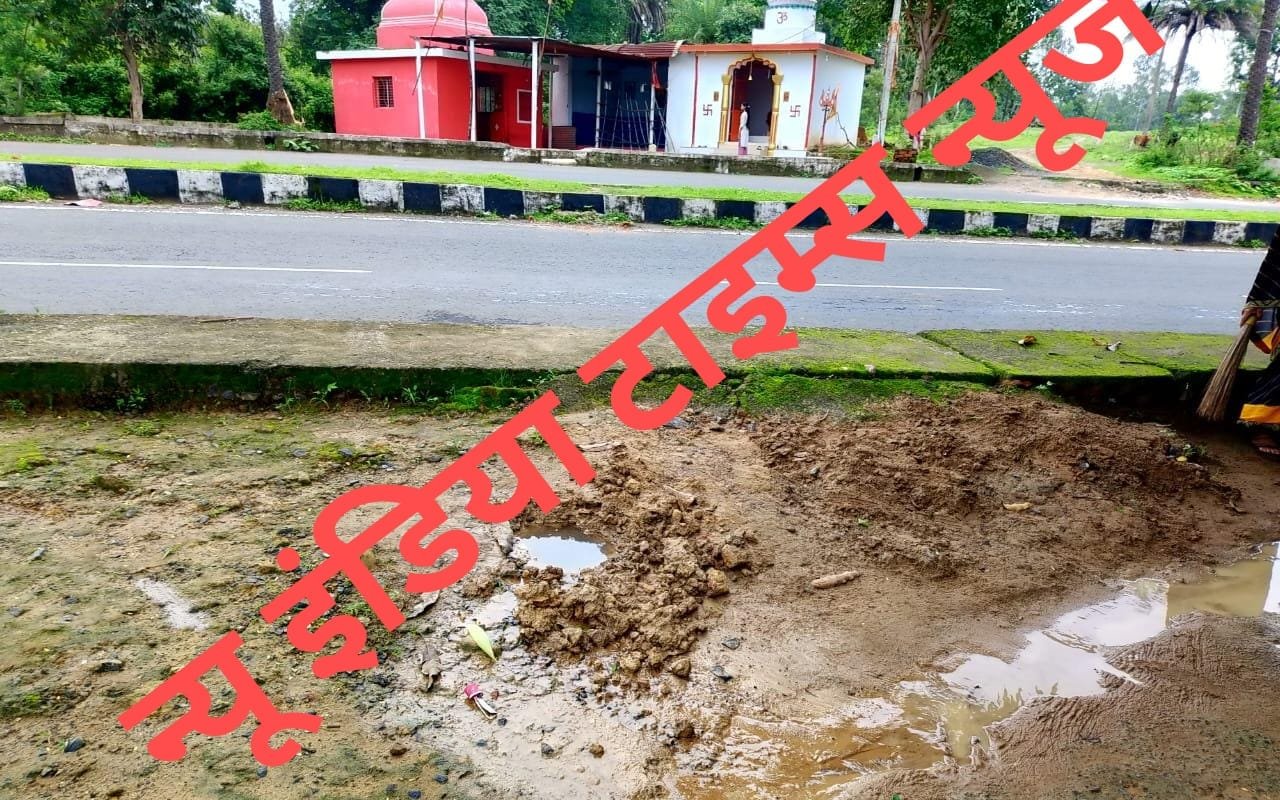 मुख्य पाइपलाइन में लीकेज से हजारों लीटर पानी बर्बाद, तीन वार्डों में नल-जल योजना का पानी नहीं पहुंचने से ग्रामीण परेशान | New India Times