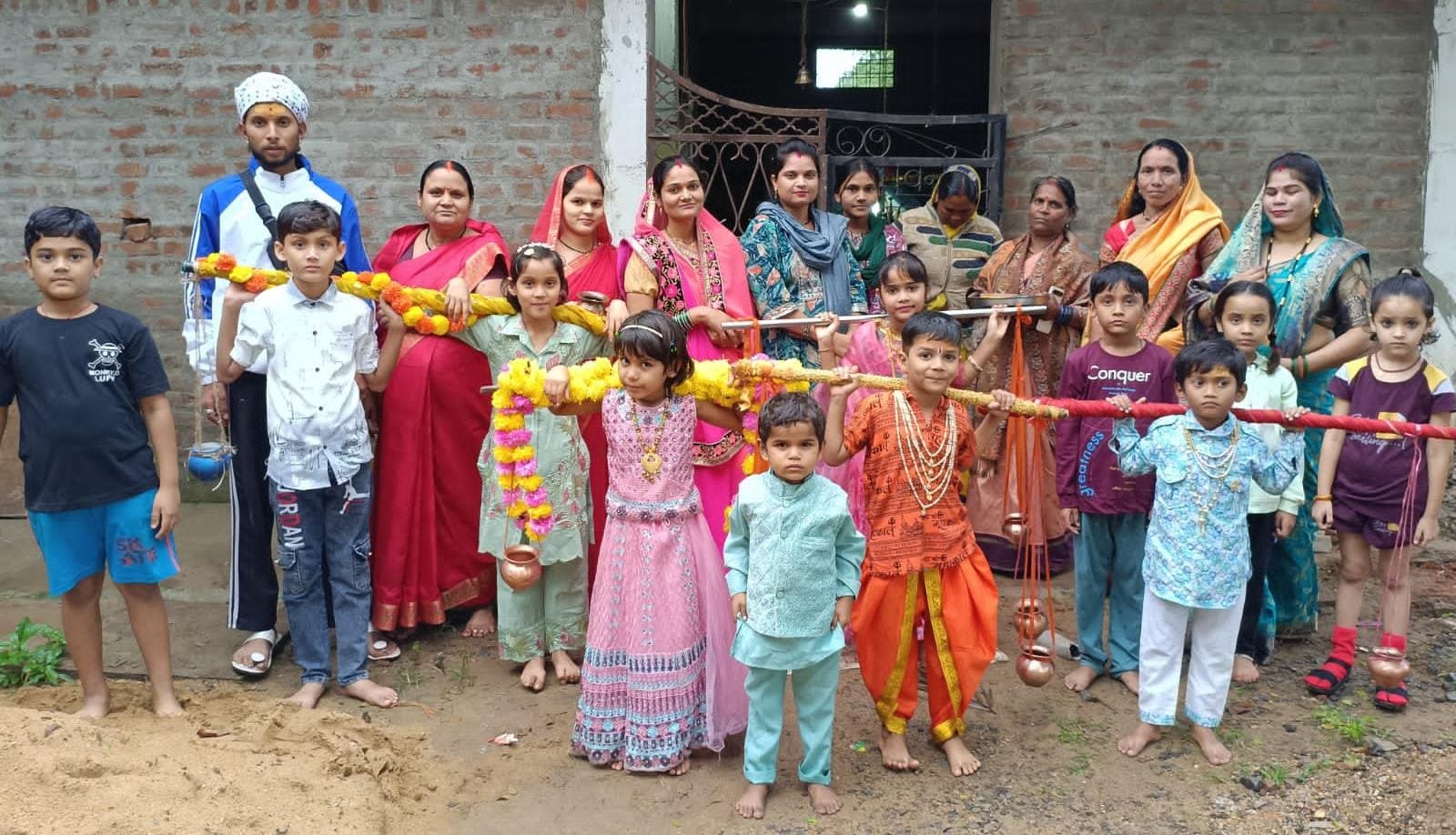नन्हे-मुन्नों ने निकाली कांवड़ यात्रा, शिवलिंग पर जल अर्पित कर की आरती 1 नन्हे-मुन्नों ने निकाली कांवड़ यात्रा, शिवलिंग पर जल अर्पित कर की आरती | New India Times