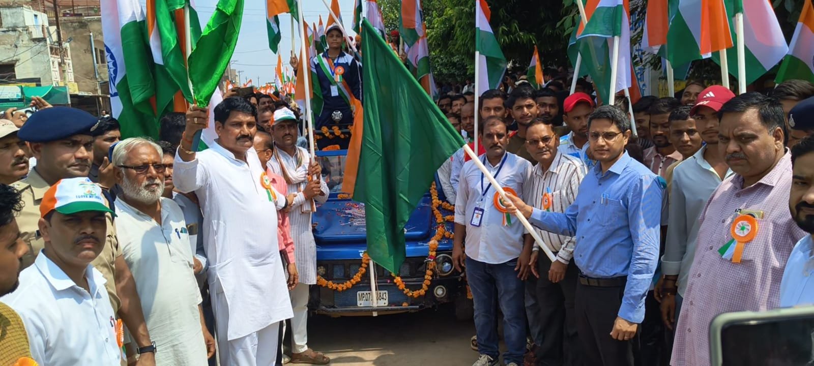 मौ नगर में निकली भव्य तिरंगा यात्रा, देशभक्ति के नारों से गूंजा नगर 1 मौ नगर में निकली भव्य तिरंगा यात्रा, देशभक्ति के नारों से गूंजा नगर | New India Times