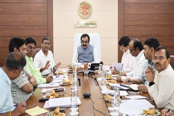 भोपाल की क्षतिग्रस्त सड़कों की तत्काल मरम्मत के निर्देश, लापरवाही पर होगी कड़ी कार्रवाई | New India Times