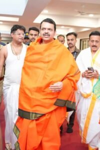 मंत्री गिरीश महाजन के रिश्तेदार ने तीन करोड़ में बांटे 600 करोड़ के ठेके : तुकाराम मुंढे को नियुक्त करने की मांग