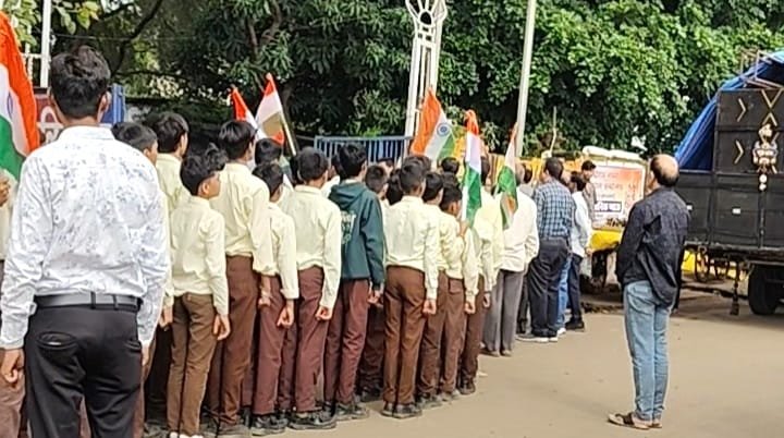तिरंगा यात्रा में प्रशासनिक अधिकारियों की गैरमौजूदगी पर उठे सवाल, राष्ट्रगान के दौरान थमे वाहनों के पहिए 2 तिरंगा यात्रा में प्रशासनिक अधिकारियों की गैरमौजूदगी पर उठे सवाल, राष्ट्रगान के दौरान थमे वाहनों के पहिए | New India Times