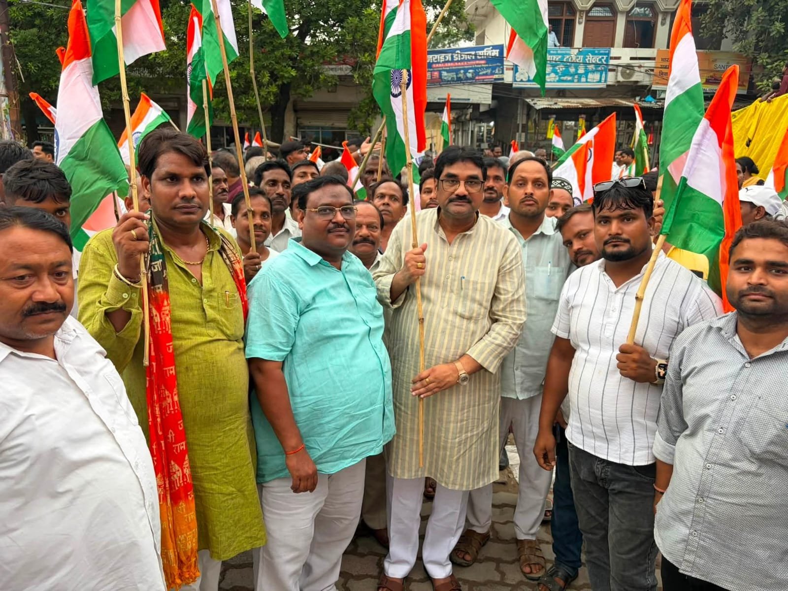 अकबरपुर में भव्य तिरंगा यात्रा, उमड़ा जनसैलाब; देशभक्ति के नारों से गूंजा शहर | New India Times