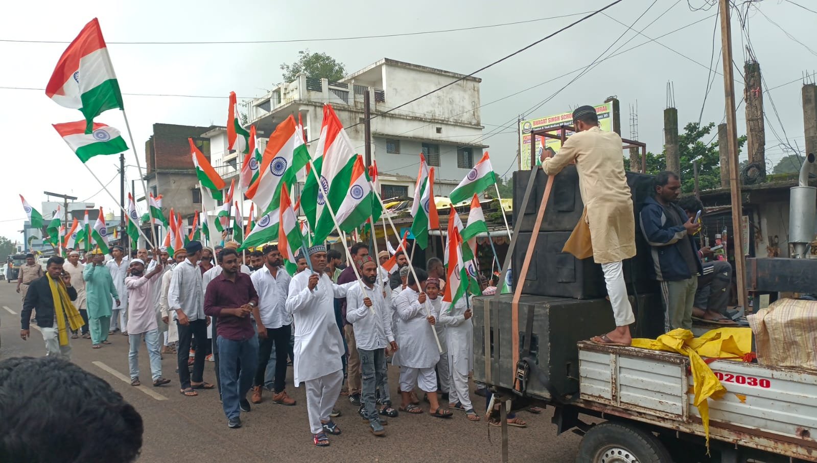 मुस्लिम समाज ने निकाली भव्य तिरंगा यात्रा, देशभक्ति के रंग में रंगा गुढ़ी अंबाड़ा 1 मुस्लिम समाज ने निकाली भव्य तिरंगा यात्रा, देशभक्ति के रंग में रंगा गुढ़ी अंबाड़ा | New India Times