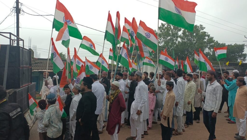 मुस्लिम समाज ने निकाली भव्य तिरंगा यात्रा, देशभक्ति के रंग में रंगा गुढ़ी अंबाड़ा 2 मुस्लिम समाज ने निकाली भव्य तिरंगा यात्रा, देशभक्ति के रंग में रंगा गुढ़ी अंबाड़ा | New India Times