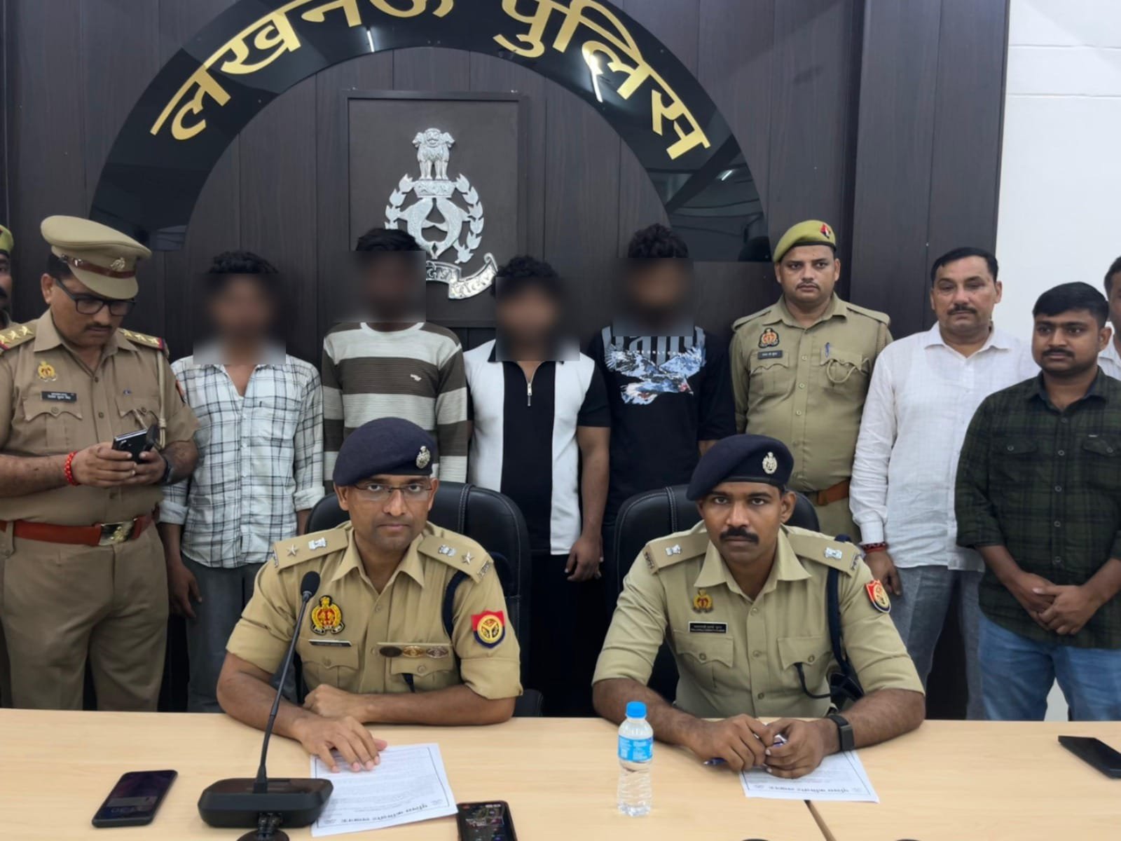 गोसाईगंज में जनसेवा केंद्र संचालक से लूट का खुलासा, चार शातिर आरोपी गिरफ्तार 1 गोसाईगंज में जनसेवा केंद्र संचालक से लूट का खुलासा, चार शातिर आरोपी गिरफ्तार | New India Times