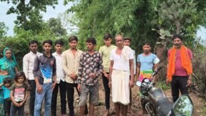 आजादी के बाद भी सड़क को तरसा छिंदखेड़ा गांव, कीचड़ भरे रास्ते से स्कूल जाते हैं बच्चे; मरीजों को चारपाई पर ले जाने को मजबूर ग्रामीण