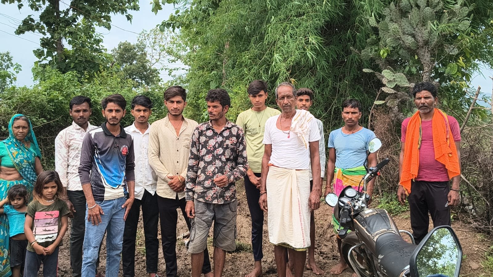 आजादी के बाद भी सड़क को तरसा छिंदखेड़ा गांव, कीचड़ भरे रास्ते से स्कूल जाते हैं बच्चे; मरीजों को चारपाई पर ले जाने को मजबूर ग्रामीण 1 आजादी के बाद भी सड़क को तरसा छिंदखेड़ा गांव, कीचड़ भरे रास्ते से स्कूल जाते हैं बच्चे; मरीजों को चारपाई पर ले जाने को मजबूर ग्रामीण | New India Times