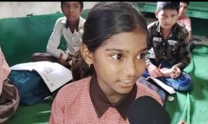 आठ माह से बिजली विहीन प्राथमिक विद्यालय, उमस में पढ़ने को मजबूर बच्चे