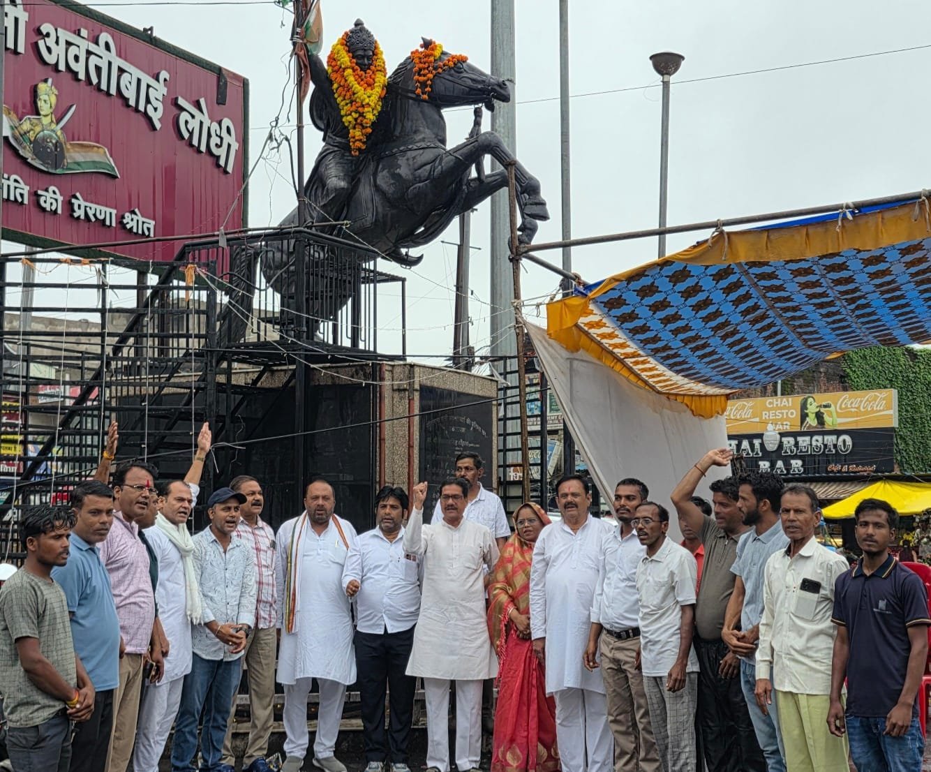 रानी अवंतीबाई लोधी की जयंती पर युवा कांग्रेस ने किया माल्यार्पण, शोभायात्रा का पुष्पवर्षा से स्वागत 1 रानी अवंतीबाई लोधी की जयंती पर युवा कांग्रेस ने किया माल्यार्पण, शोभायात्रा का पुष्पवर्षा से स्वागत | New India Times