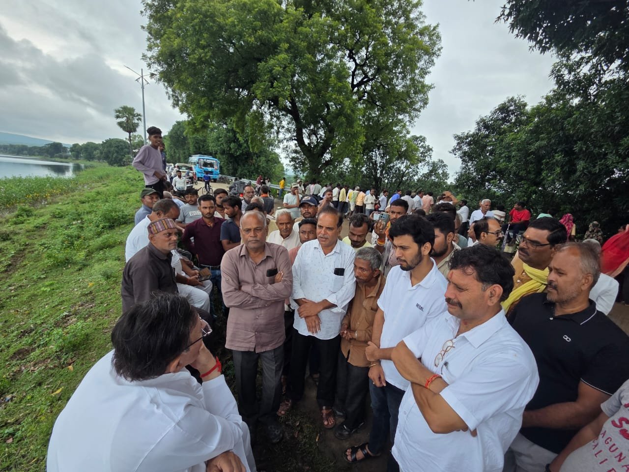 गोविंदगढ़ तालाब में रिसाव का विधायक राजेंद्र कुमार सिंह ने किया निरीक्षण, मौके पर कराया सीपेज का त्वरित समाधान | New India Times