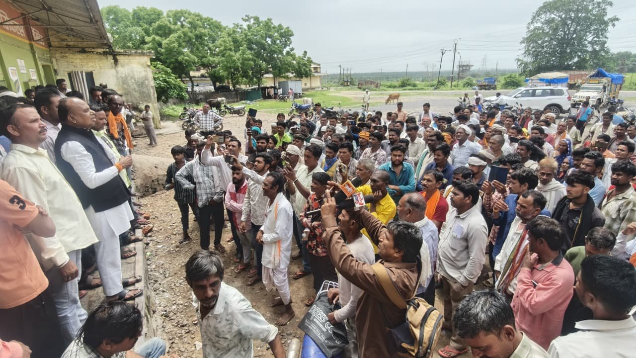मेघनगर में यूरिया खाद की किल्लत पर सड़कों पर उतरे किसान, किया चक्काजाम 1 मेघनगर में यूरिया खाद की किल्लत पर सड़कों पर उतरे किसान, किया चक्काजाम | New India Times