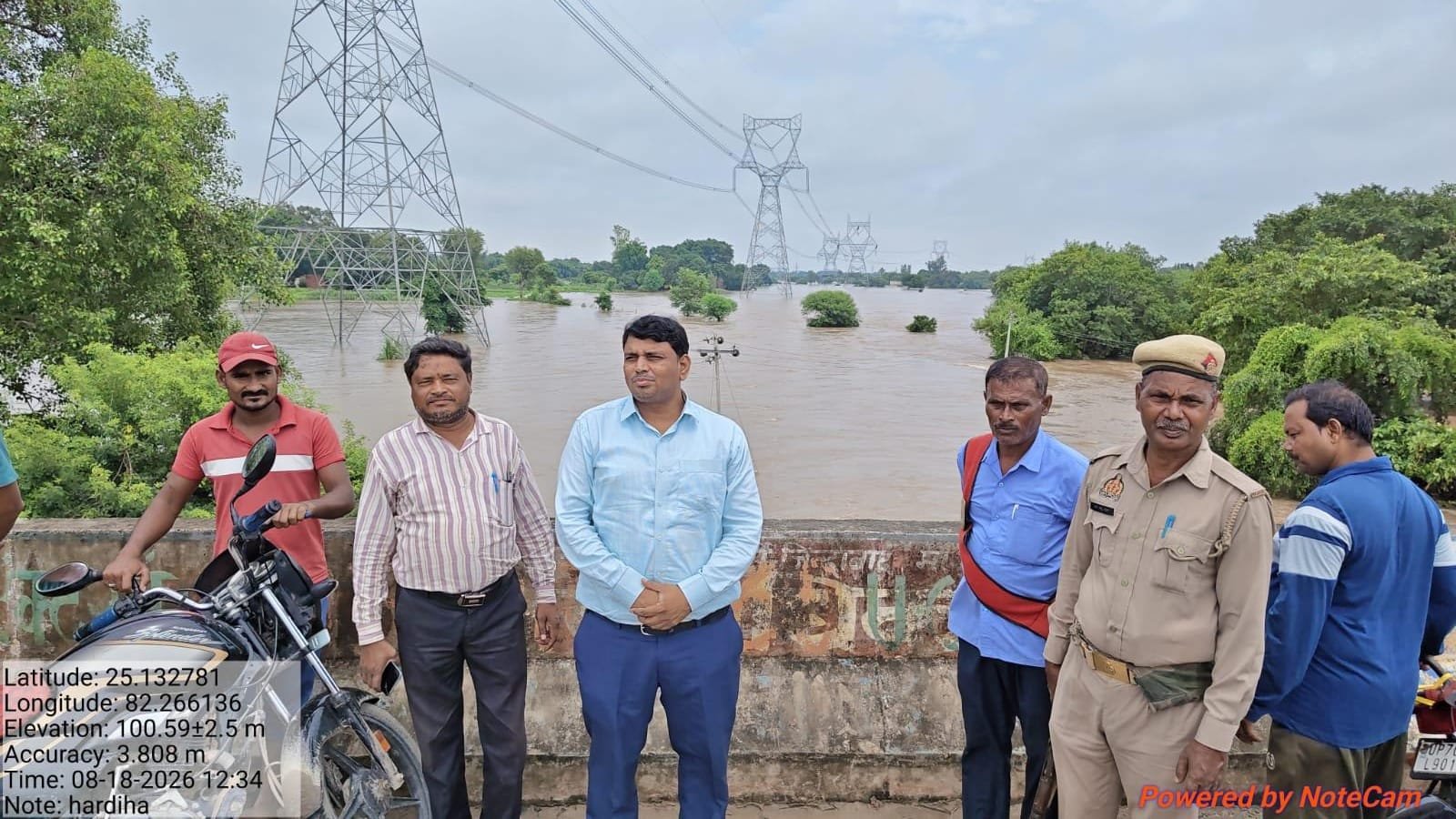 यमुना के बढ़ते जलस्तर को लेकर तहसीलदार ने किया राजापुर- शिरोमपुर क्षेत्र का निरीक्षण 1 यमुना के बढ़ते जलस्तर को लेकर तहसीलदार ने किया राजापुर- शिरोमपुर क्षेत्र का निरीक्षण | New India Times