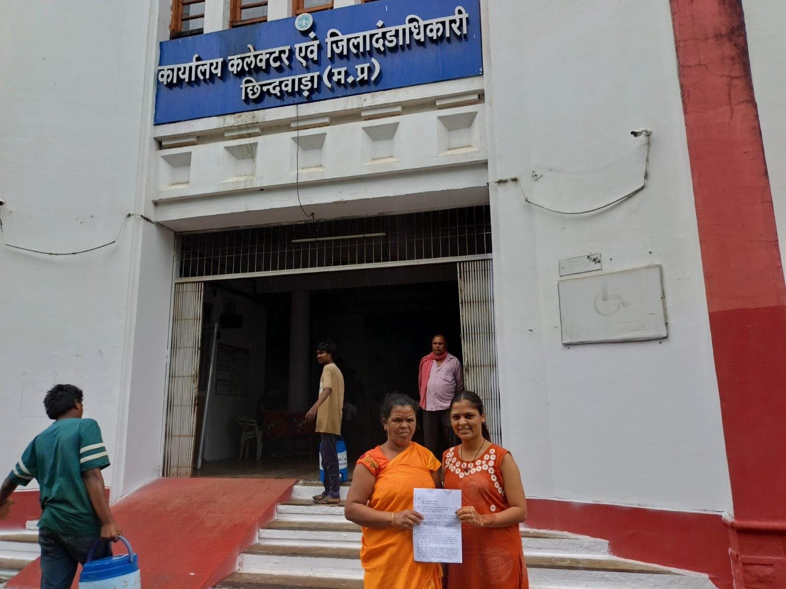 वसीयत में था बहू का नाम, फिर भी पति के नाम हुआ जमीन का नामांतरण; पटवारी पर मिलीभगत का आरोप | New India Times