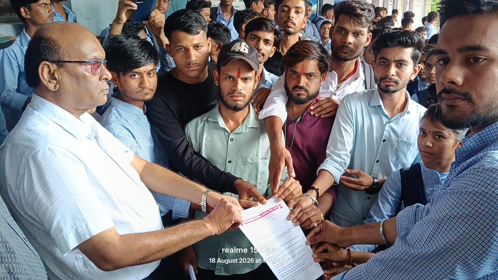 अभाविप ने महाविद्यालय की विभिन्न समस्याओं के निराकरण की मांग को लेकर प्राचार्य को सौंपा ज्ञापन | New India Times
