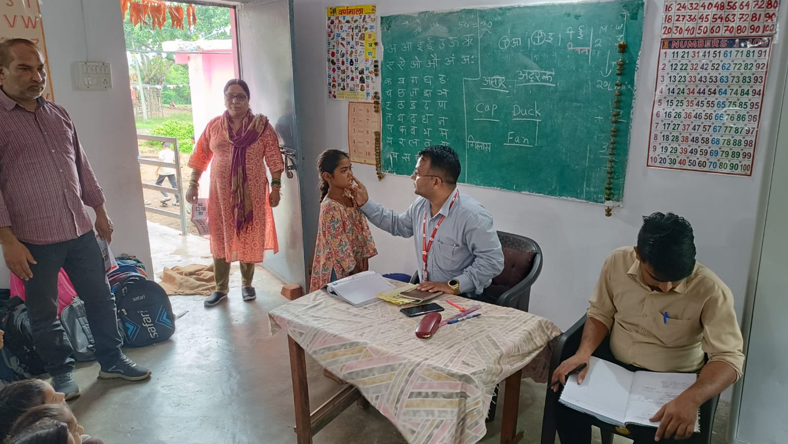 जिला स्तरीय फ्लोरोसिस स्वास्थ्य परीक्षण शिविर में बच्चों की जांच, पानी और यूरिन सैंपल लिए 1 जिला स्तरीय फ्लोरोसिस स्वास्थ्य परीक्षण शिविर में बच्चों की जांच, पानी और यूरिन सैंपल लिए | New India Times