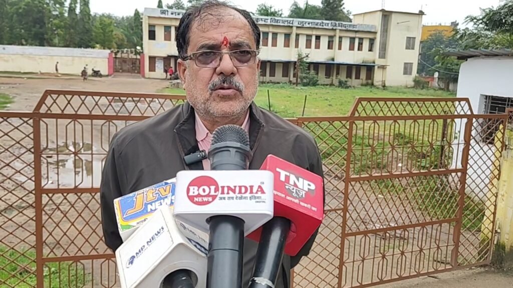 शिक्षक-शिक्षका के प्यार मोहब्बत का विद्यार्थियों ने किया खुलासा, तार-तार हुई मर्यादा, वायरल वीडियो के आधार पर विकासखंड शिक्षा अधिकारी का एक्शन | New India Times