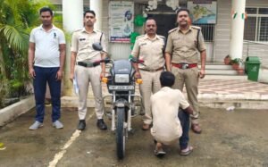 घर में घुसकर मोटरसाइकिल चोरी करने वाला आरोपी जंगल से गिरफ्तार, चोरी की बाइक बरामद