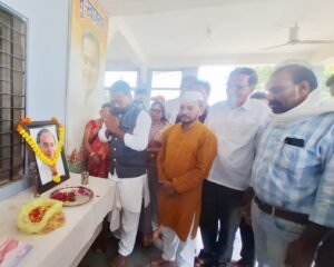 राजीव गांधी जयंती पर कांग्रेस ने मनाया सद्भावना दिवस, श्रद्धांजलि सभा के साथ मरीजों को बांटे फल