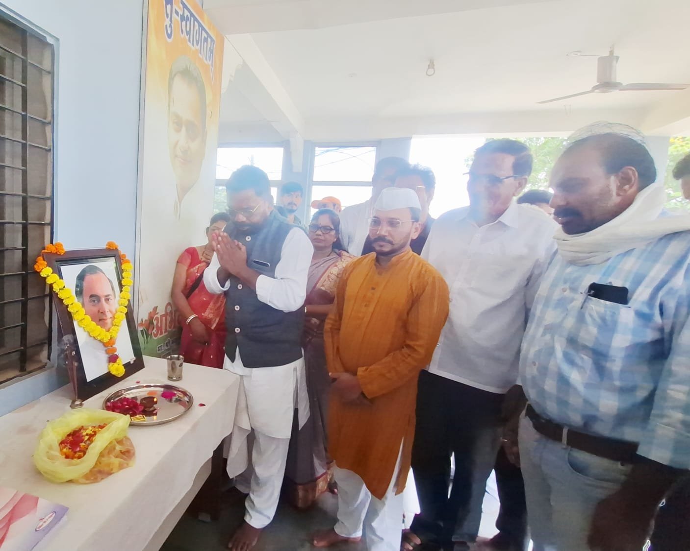 राजीव गांधी जयंती पर कांग्रेस ने मनाया सद्भावना दिवस, श्रद्धांजलि सभा के साथ मरीजों को बांटे फल | New India Times