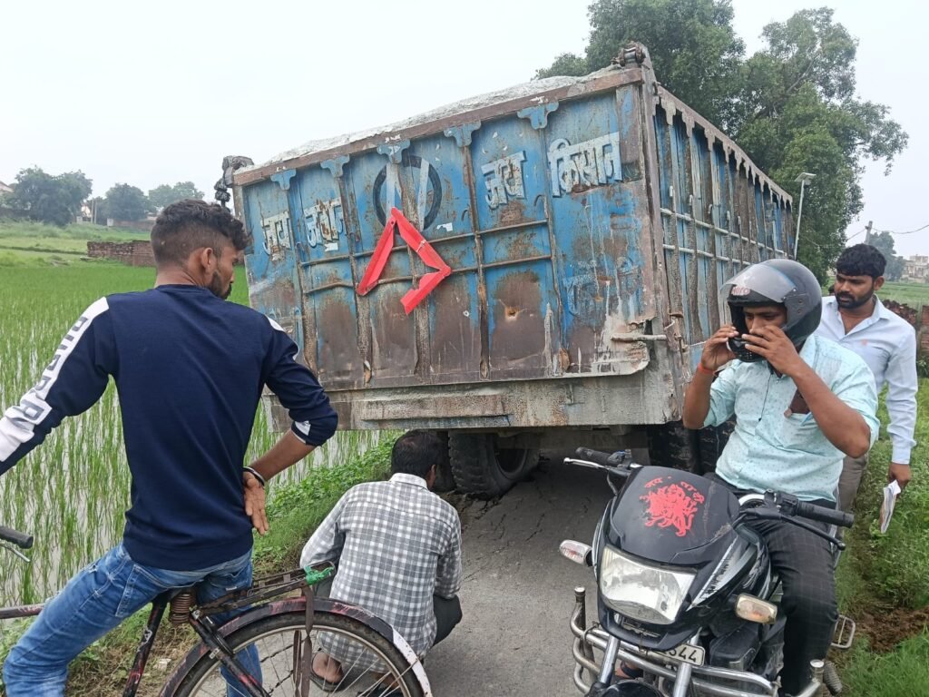 ओवरलोडिंग का कहर: भस्सी लदे ट्रैक्टर से मुख्य मार्ग बाधित, सड़क धंसी | New India Times