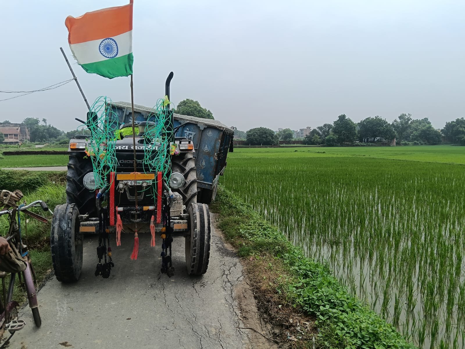 ओवरलोडिंग का कहर: भस्सी लदे ट्रैक्टर से मुख्य मार्ग बाधित, सड़क धंसी | New India Times