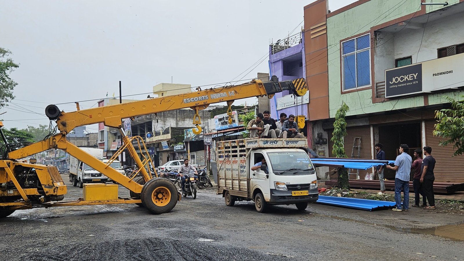 मुख्य सड़क पर क्रेन खड़ी कर दो घंटे लगाया जाम, ज़िम्मेदार बेख़बर | New India Times