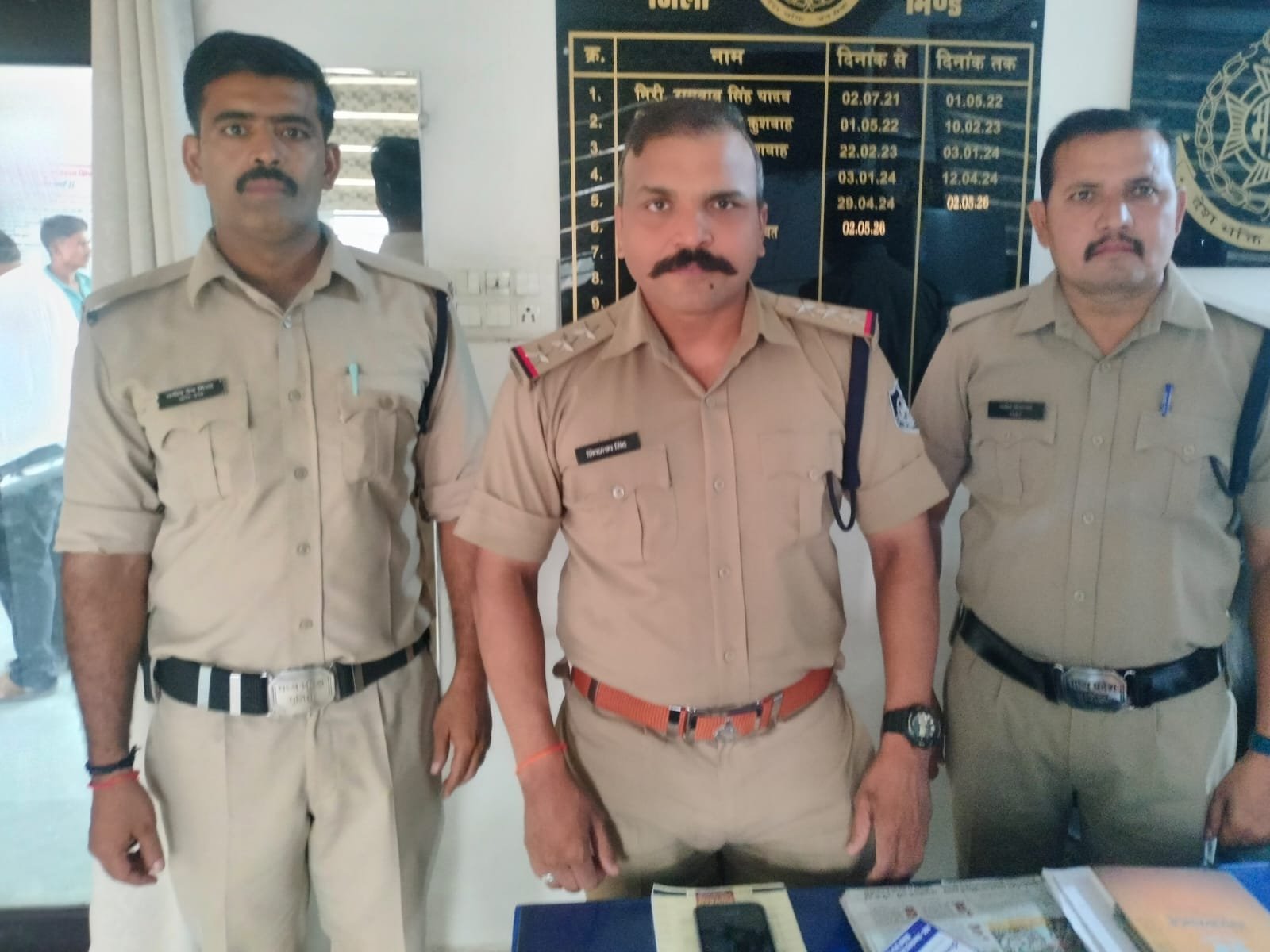 पटरी पर लेटा था युवक, सामने से आ रही थी ट्रेन; पुलिस ने जान जोखिम में डालकर युवक बचाया | New India Times