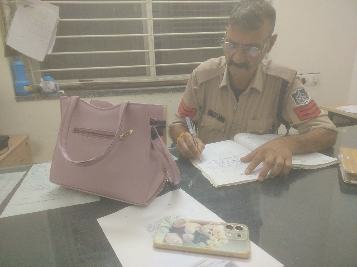 जीआरपी की तत्परता से महिला का चोरी हुआ पर्स बरामद 1 जीआरपी की तत्परता से महिला का चोरी हुआ पर्स बरामद | New India Times