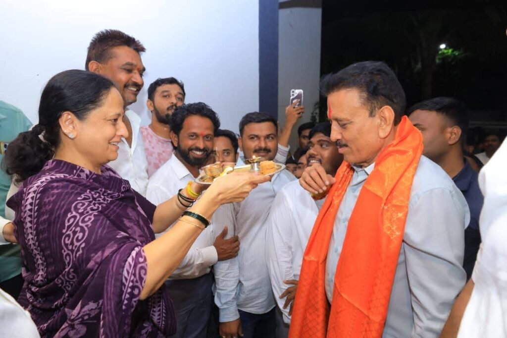 समर्थको ने किया गिरीश महाजन का जोरदार स्वागत : दिलीप खोड़पे ने की इस्तीफे की मांग | New India Times