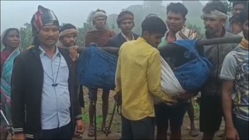 सड़क के अभाव में जिंदगी की जंग हारी मां की गोद, नवजात की मौत 1 सड़क के अभाव में जिंदगी की जंग हारी मां की गोद, नवजात की मौत | New India Times