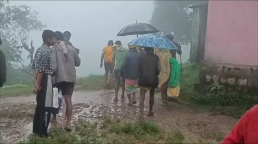 सड़क के अभाव में जिंदगी की जंग हारी मां की गोद, नवजात की मौत 2 सड़क के अभाव में जिंदगी की जंग हारी मां की गोद, नवजात की मौत | New India Times