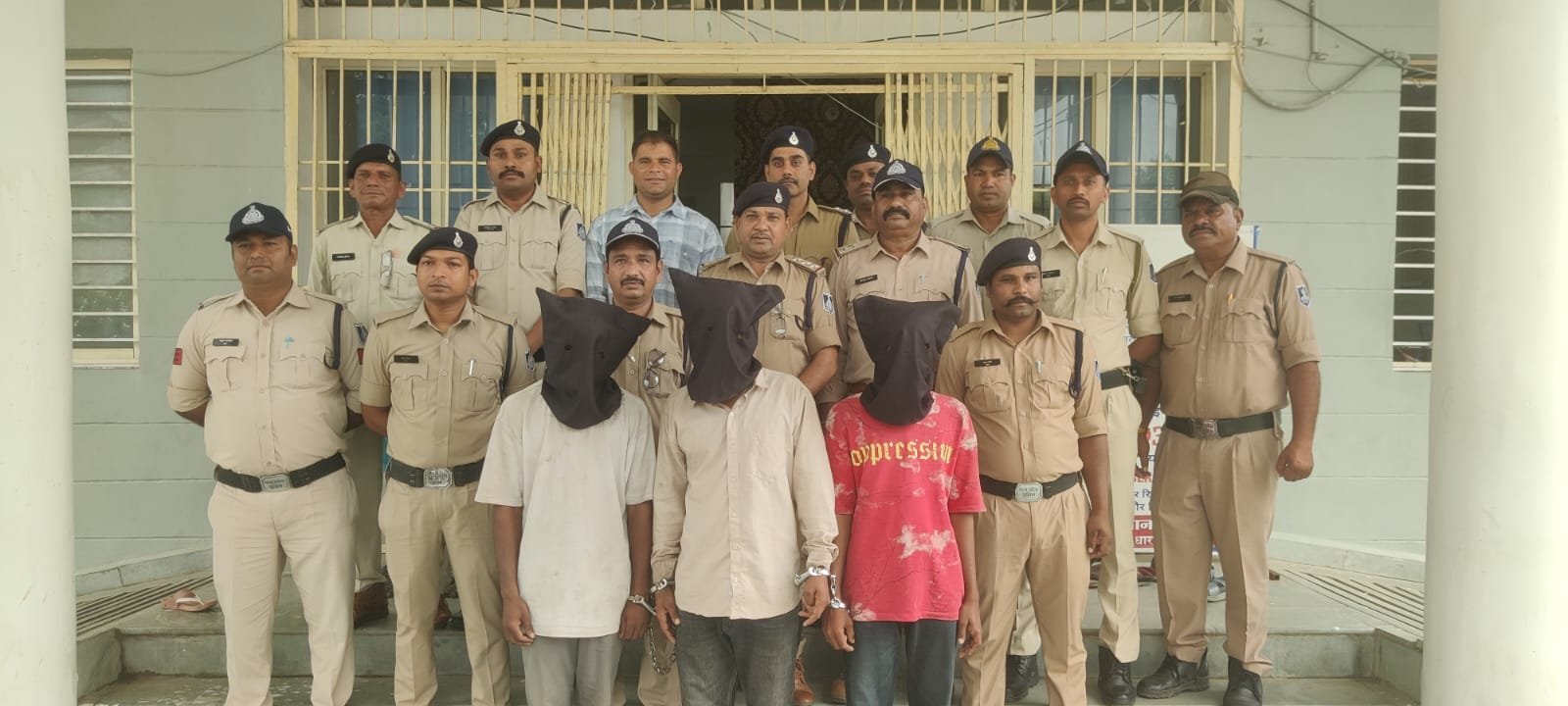 नानादेवी मंदिर चोरी का पुलिस ने किया खुलासा, तीन आरोपी गिरफ्तार; 2.30 लाख का चांदी का सामान बरामद | New India Times