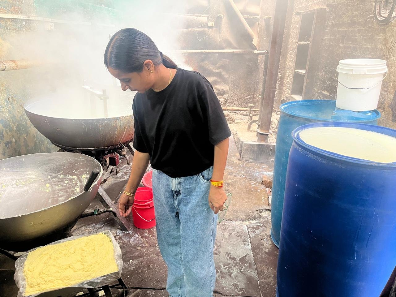 त्योहारों के मद्देनजर खाद्य सुरक्षा विभाग की कार्रवाई, विभिन्न प्रतिष्ठानों से खाद्य पदार्थों के लिए नमूने | New India Times