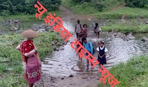 कोरपानी नदी पर पुलिया नहीं, 20 गांवों के ग्रामीण परेशान | New India Times