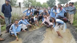 विद्यालय मार्ग बना दलदल, छात्राओं ने गड्ढों में धान रोपकर प्रशासन को दिखाई हकीकत
