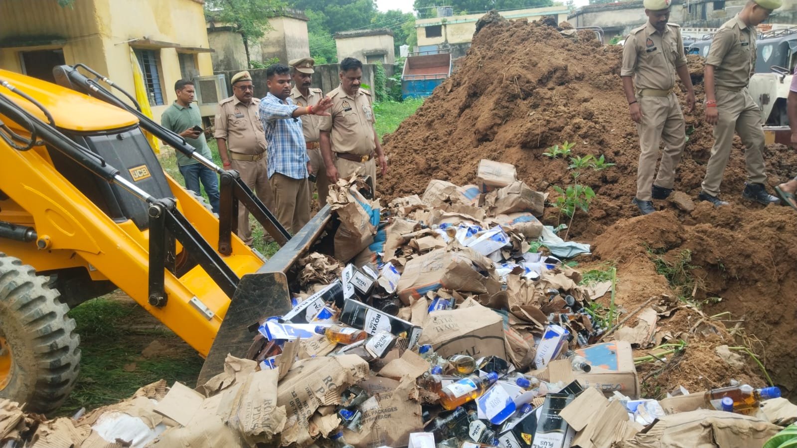 मीरजापुर में 33 लाख की अवैध शराब का विनष्टीकरण, 37 मुकदमों में जब्त हुई थी 10,234.8 लीटर शराब 1 मीरजापुर में 33 लाख की अवैध शराब का विनष्टीकरण, 37 मुकदमों में जब्त हुई थी 10,234.8 लीटर शराब | New India Times