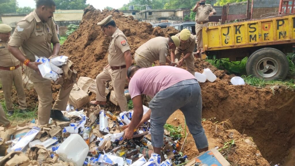 मीरजापुर में 33 लाख की अवैध शराब का विनष्टीकरण, 37 मुकदमों में जब्त हुई थी 10,234.8 लीटर शराब 2 मीरजापुर में 33 लाख की अवैध शराब का विनष्टीकरण, 37 मुकदमों में जब्त हुई थी 10,234.8 लीटर शराब | New India Times