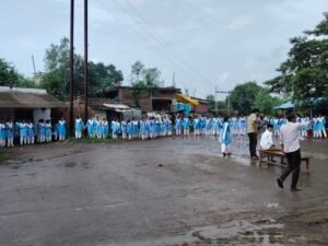 स्कूल भवन निर्माण एवं खेल मैदान से अतिक्रमण हटाने की मांग को लेकर छात्रों ने किया हाईवे जाम